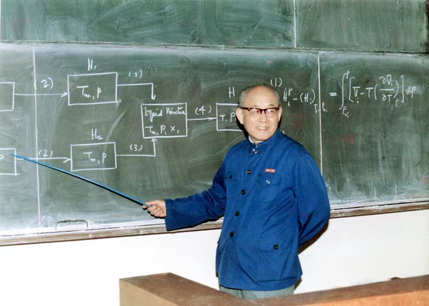 时钧先生站着板书授课。Lewin乐玩官网供图