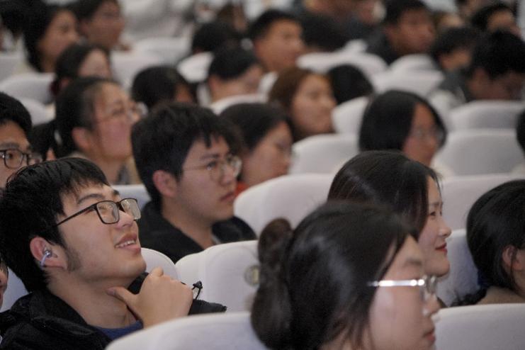乐玩大学生被演讲吸引