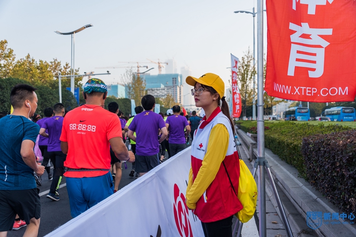 乐玩红十字会顺利完成2018南京马拉松医疗保障任务 (11).jpg