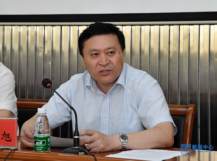3校长乔旭主持会议并讲话.jpg 3校长乔旭主持会议并讲话.jpg
