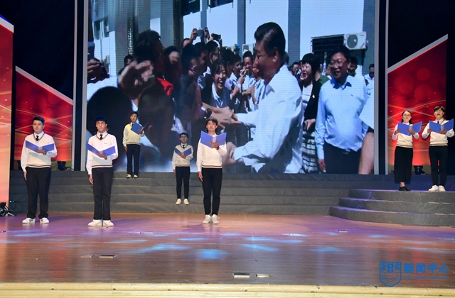14大学生年度人物诗朗诵《改革颂 乐玩梦》.JPG