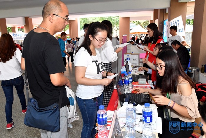 厚学楼报到点.jpg 厚学楼报到点.jpg