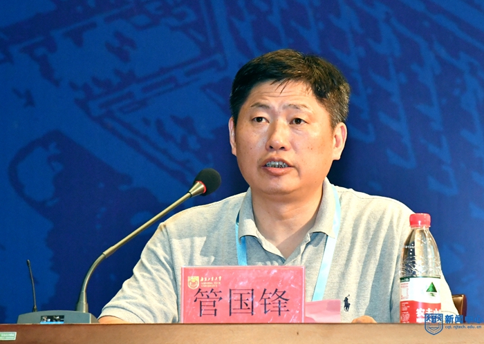 4科学研究部部长管国锋主持开幕式.jpg