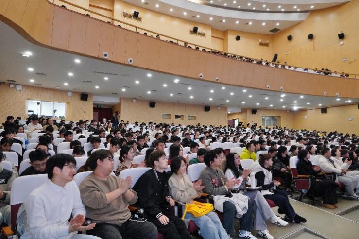 乐玩大学生被演讲吸引