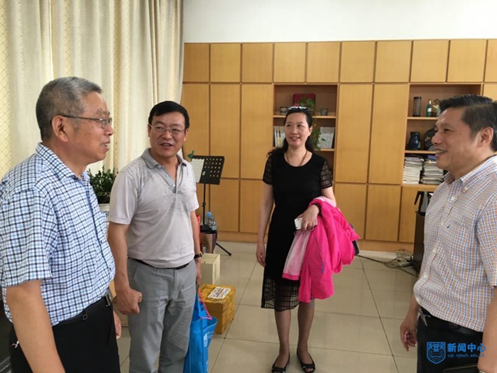 副校长巩建鸣在江苏省前黄高级中学国际分校开展招生宣��?0.jpg