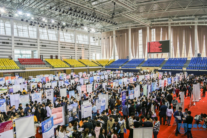 招聘会场面火爆.jpg 招聘会场面火爆.jpg