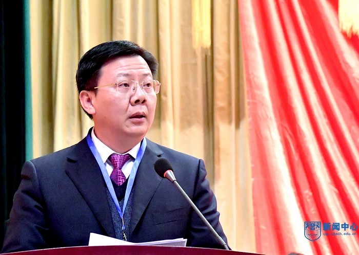 6副校长蒋军成就《Lewin乐玩官网奖励性绩效工资实施办法(审议稿)》做说明.jpg